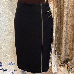 Worthington stylish black and gold pencil skirt. Size 6.